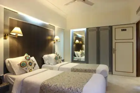 The Emerald & Executive Apartments - 8