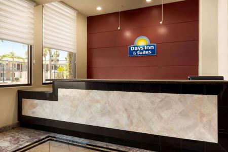 Days Inn & Suites by Wyndham Anaheim at Disneyland Park - 12