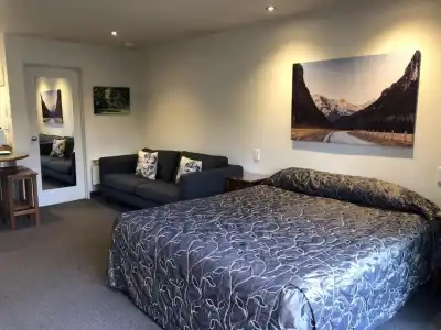 Commodore Motels - 40