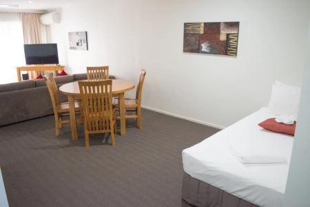 Beachside Holiday Apartments - 25