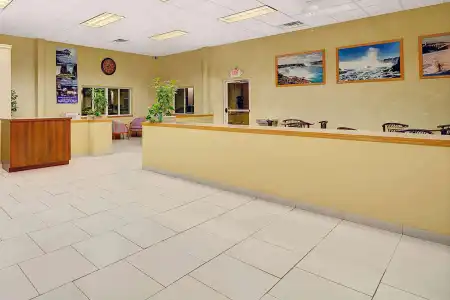 Days Inn & Suites by Wyndham Niagara Falls/Buffalo - 1