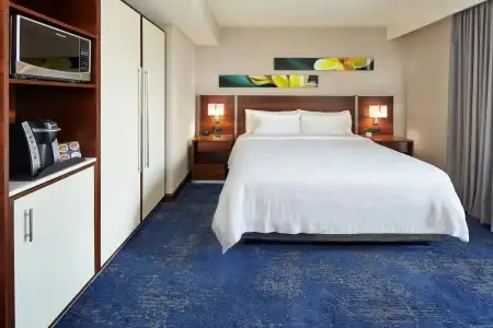 Hilton Garden Inn Waikiki Beach - 3