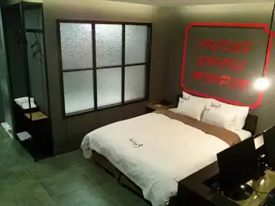 Boutique 9 - 32