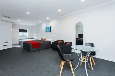 Aubyn Court Spa Motel - 169