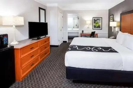 La Quinta Inn by Wyndham Laredo I-35 - 40