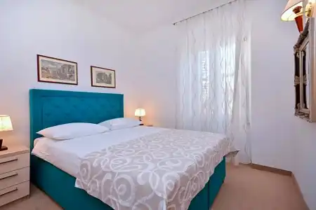 Adriana - 85