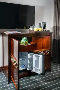 Staypineapple, An Iconic, The Loop - 32