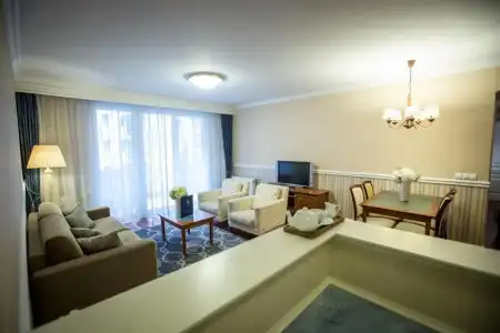 Queen's Court & Residence - 159