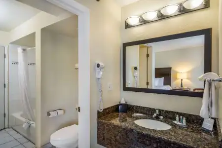 Clarion Inn & Suites Central Clearwater Beach - 74