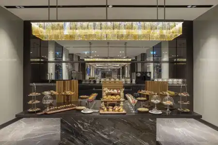 DoubleTree by Hilton - 11