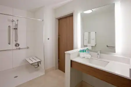 Holiday Inn Express & Suites Des Moines Downtown by IHG - 8