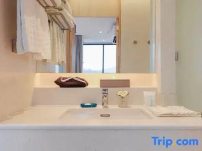 Balcony Seaside Sriracha & Serviced Apartments (SHA Extra Plus) - 218