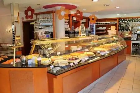 & Café Göller - 22