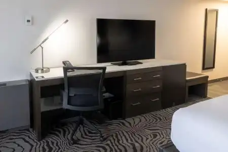 DoubleTree by Hilton Calgary North - 44