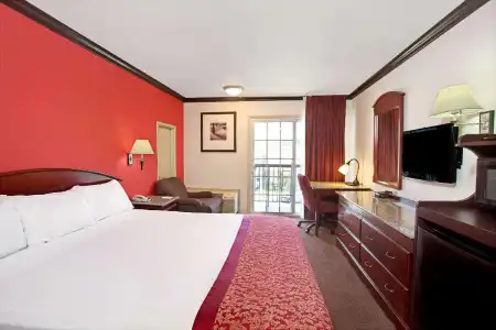Travelodge By Wyndham Pasadena Central - 9