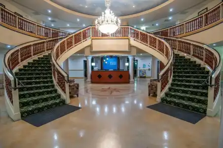 Holiday Inn Express and Suites Bakersfield Central by IHG - 7