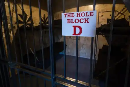 Alcatraz Jail-Hostel - 5