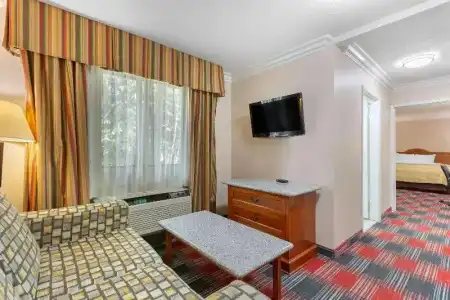 Quality Inn & Suites Oceanside Near Camp Pendleton - 55