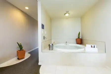 Pebble Beach Motor Inn - 9