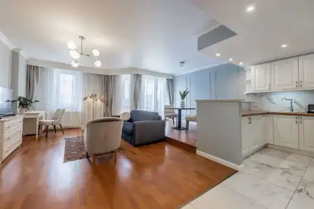Queen's Court & Residence - 228