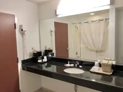 Days Inn & Suites by Wyndham Lakeland - 112