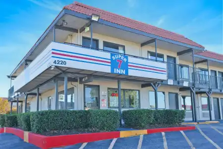 Super 7 Inn Dallas Near Duncanville - 30
