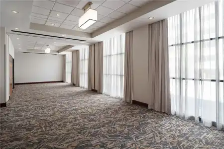 Embassy Suites Lincoln - 16