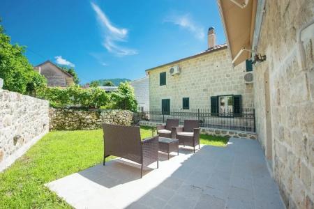 and Restaurant CONTE - 109