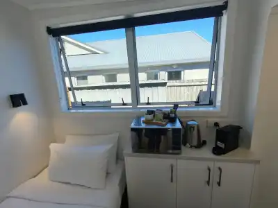 Roselands Motel - 89