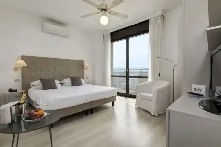 Byron Bellavista - 52