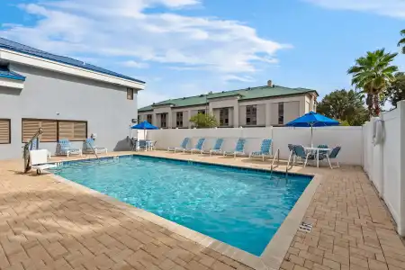 Days Inn & Suites by Wyndham Lakeland - 11