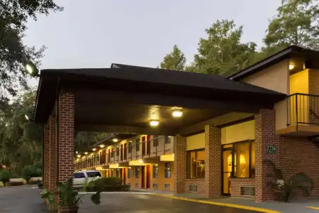 Howard Johnson by Wyndham Tallahassee - 0