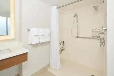 Holiday Inn Express WAIKIKI by IHG - 9