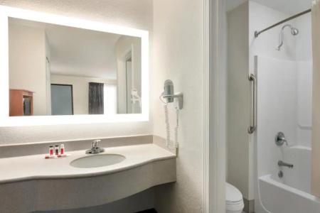 Howard Johnson by Wyndham Chattanooga Lookout Mountain I-24 - 28