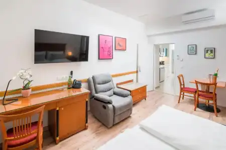 Best Western Plus Celebrity Suites - 75