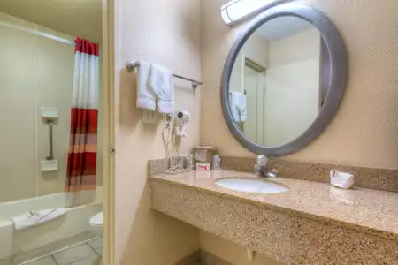 Red Roof Inn Tulsa - 8