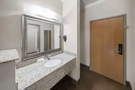 Super 8 by Wyndham San Antonio/Alamodome Area - 34