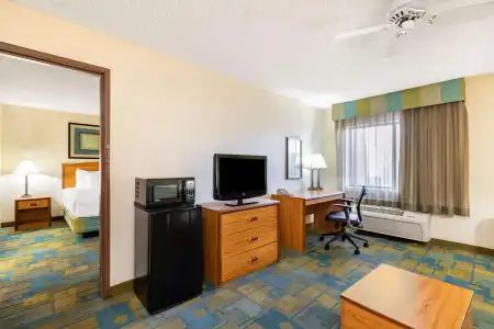 La Quinta Inn & Suites by Wyndham El Paso East - 14
