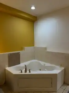 Howard Johnson by Wyndham Bakersfield - 13