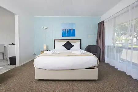 Roselands Motel - 83