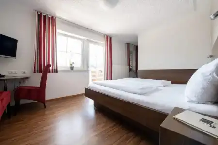 Garni Henn - 46
