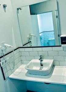 Feel Hostels Soho Malaga - 54