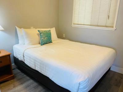 The Palomar Inn - 24