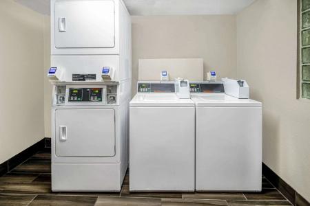 La Quinta Inn & Suites by Wyndham Anaheim - 15