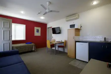 Landmark Manor Motel - 3
