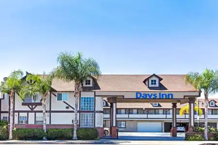 Days Inn by Wyndham Long Beach City Center - 0