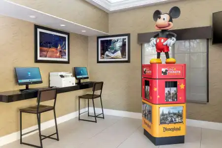 Best Western Plus Raffles Inn & Suites - 1