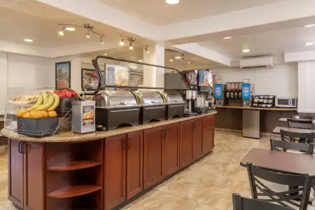 Best Western Plus Raffles Inn & Suites - 10