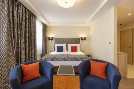 Silver Crown & Residence - 3
