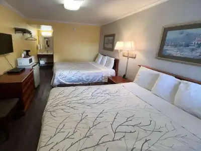 Van Ness Inn - 11